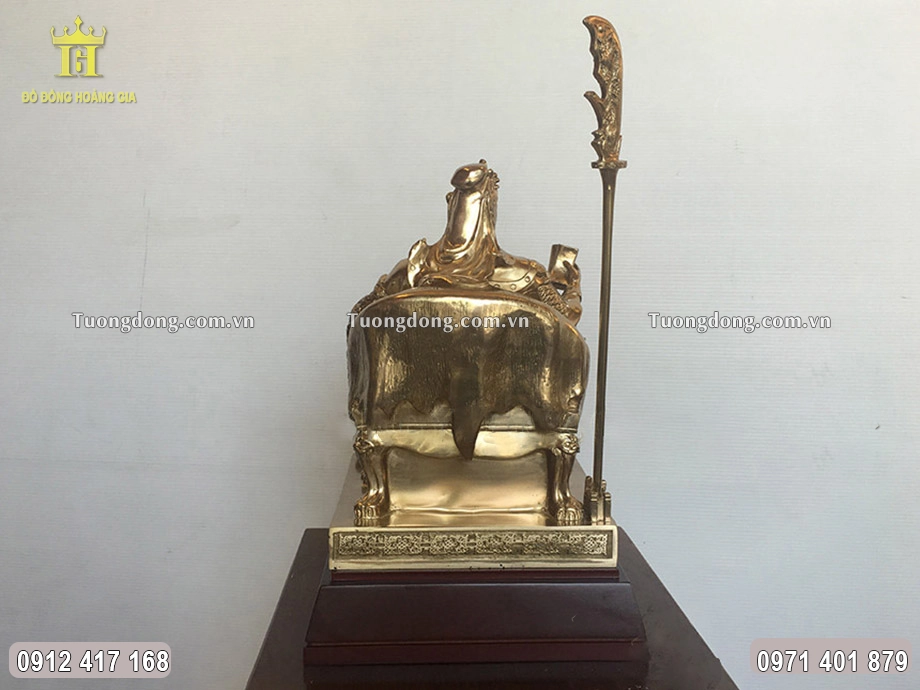 Hình ảnh phía sau của bức tượng đồng